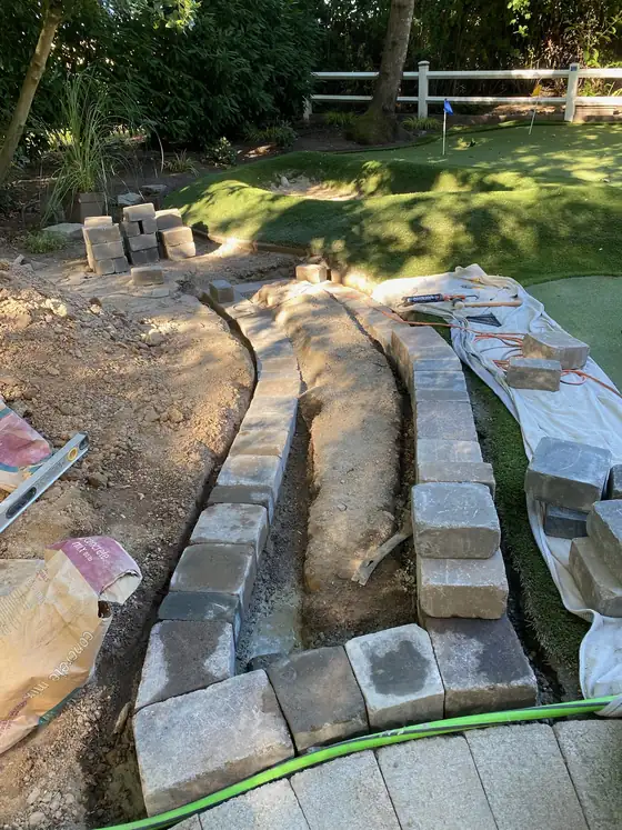 Block courses following the curve of the new wall
